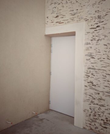 Fire door to annexe